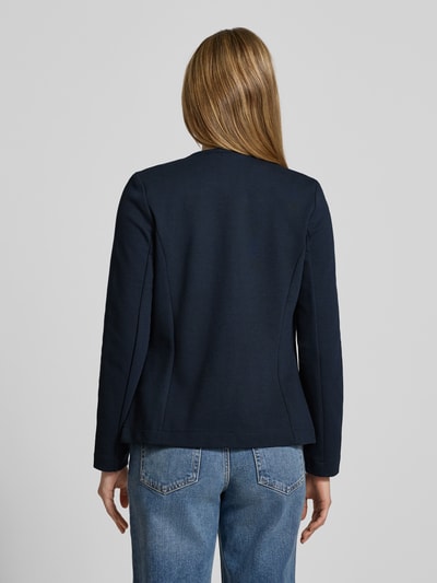 Frauenmodel trägt Blazer mit Knopfleiste von TOM TAILOR in Dunkelblau, Baumwoll-Mix mit Stretch-Anteil, Unifarbenes-Design, Ganzkörperansicht Rückansicht.