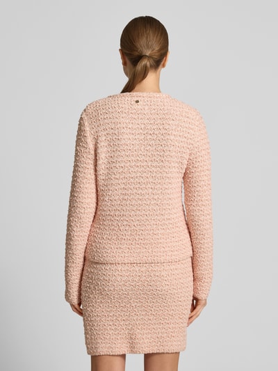 Frauenmodel trägt Slim Fit Blazer in Strick-Optik von Marc Cain aus Baumwoll-Mix in zartem Rosa mit Glitzerbesatz, Ganzkörperansicht Rückansicht.