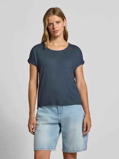 Frauenmodel trägt Regular Fit T-Shirt aus Viskose-Mix Modell 'MOSTER' von ONLY in Dunkelblau zu hellblauer Jeansshorts, Ganzkörperansicht von vorne, Damen T-Shirt von ONLY.