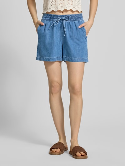Frauenmodel trägt Shorts mit elastischer Bund und Kordelzug Modell 'RUE' von JJXX, Leinen-Baumwoll-Mix, Loose-Fit, Ganzkörperansicht von vorne.