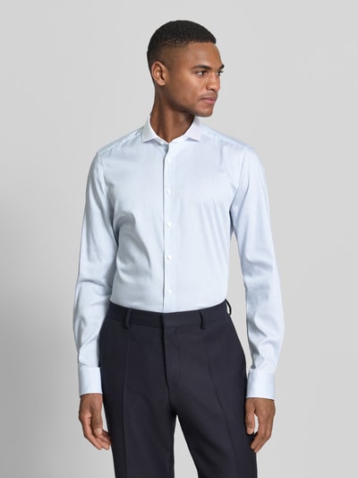 Mannelijk model draagt Slim Fit Fineliner Business-Hemd met contrastkraag van OLYMP Level Five, puur katoen, knoopsluiting, zakelijk, ruglengte 70 cm, schouderbreedte 42 cm, mouwlengte 70 cm, lichtblauw met fijne streepjes, gladde textuur, geheel lichaam van voren.