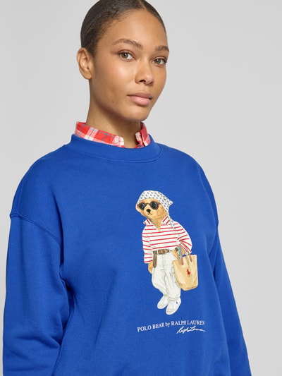 Frauenmodel trägt Regular Fit Sweatshirt aus Baumwoll-Mix mit Bear-Motiv von Polo Ralph Lauren, Optik: Unifarben, Motiv-Print, Crew Neck, Rundhals, Langarm, Ärmelabschluss: Gerippt, Materialverarbeitung: Sweat, Material: Baumwoll-Mix, Nahaufnahme Oberkörper.