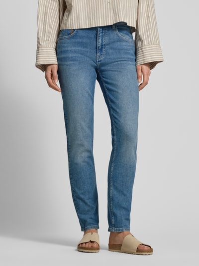 Vrouwenmodel draagt Slim Fit Jeans met steekzakken model 'Asya Jentra' van MOS MOSH, blauw used-look, katoen-elasthaanmix, frontale close-up.