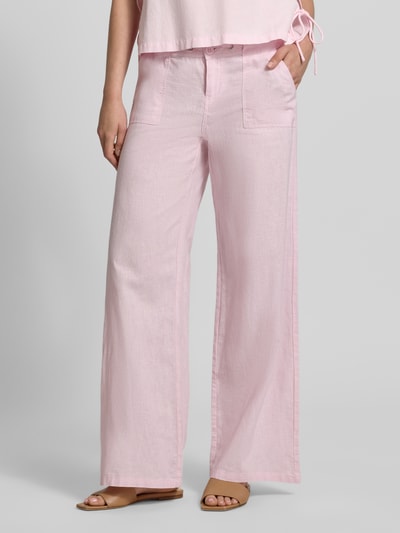 Frauenmodel trägt Mid Waist Hose aus Leinen-Baumwoll-Mix von Gina Tricot in Rosa mit weitem Bein, Eingrifftaschen, Tunnelzug, Nahaufnahme Oberkörper. Damen Hose, Bundweite bei Größe 36: 40 cm, Innenbeinlänge 78 cm.