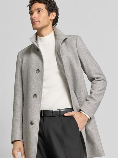 Männermodel trägt Regular Fit Funktionsmantel aus Woll-Mix Modell 'HYDE' von BOSS in Hellgrau, glatte Textur, Ganzkörperansicht von vorne, Herren Funktionsmantel von BOSS