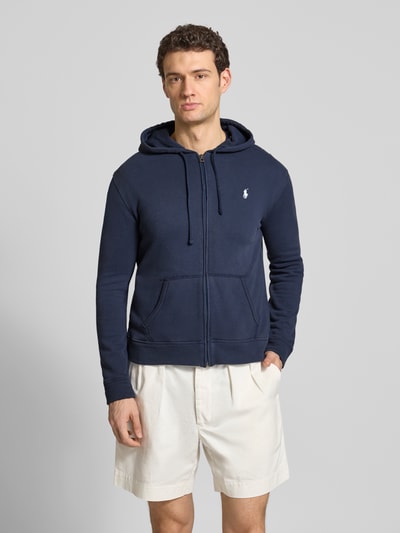 Męski model nosi Regular Fit Sweatjacke aus Baumwoll-Mix od Polo Ralph Lauren, jednokolorowy, mieszanka bawełny, góra, wyhaftowane logo, zamek błyskawiczny, kaptur z tunelem, długie rękawy, prążkowane zakończenia rękawów, dzianina dresowa, Ganzkörperansicht von vorne.