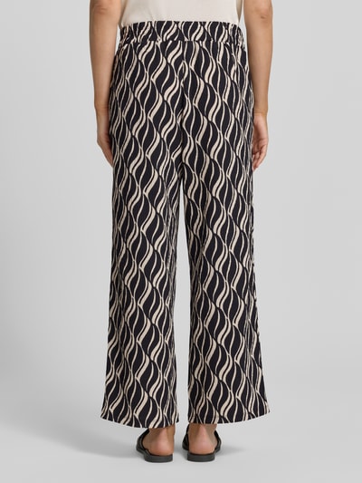 Frauenmodel trägt Culotte mit Allover-Muster und elastischem Bund von Betty Barclay, Material-Mix mit Stretch-Anteil, Loose-Fit, Bundweite 38 cm, Innenbeinlänge 68 cm, Rückansicht Ganzkörperansicht.