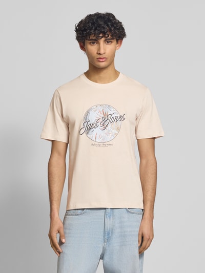 Männermodel trägt Herren T-Shirt mit Print aus Reine Baumwolle, Regular-Fit, Rundhalsausschnitt, T-Shirt mit Rundhalsausschnitt Modell 'HONOLULU' von Jack & Jones, Rückenlänge bei Größe M 68 cm, Ganzkörperansicht von vorne.