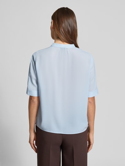 Frauenmodel trägt Regular Fit Bluse mit V-Ausschnitt von Marc Cain, krój regular fit, stójka, długość pleców w rozmiarze 36: 59 cm, długość rękawa w rozmiarze 36: 29 cm, jasnoniebieska, gładka struktura, Ganzkörperansicht Rückansicht.