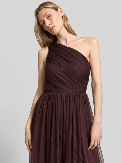 Frauenmodel trägt Maxikleid im One-Shoulder-Look von LACE & BEADS aus Mesh in A-Linie mit Stufen-Look, Nahaufnahme Oberkörper.