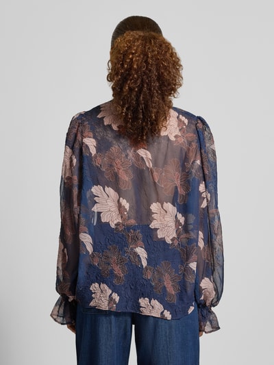 Frauenmodel trägt Regular Fit Bluse in semitransparentem Design von Christian Berg Woman Selection mit floralem Print, Ganzkörperansicht Rückansicht.