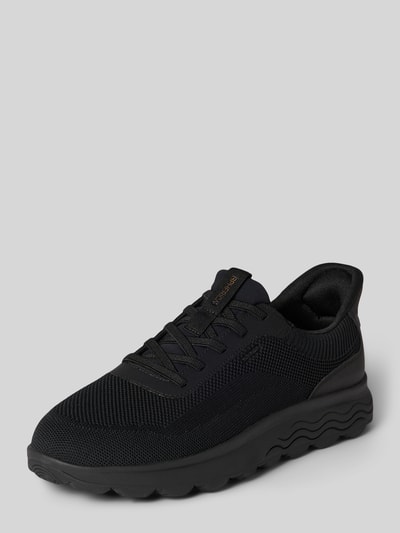 Produktfoto, Slip-on-Sneaker mit profilierter Sohle Modell 'SPHERICA' von Geox in Schwarz, abgerundete Spitze, Struktur-Textur, Schräg-vorne-Ansicht, Herrenmodell, Absatzhöhe 5 cm, Schafthöhe 8 cm, Schaftweite 7 cm