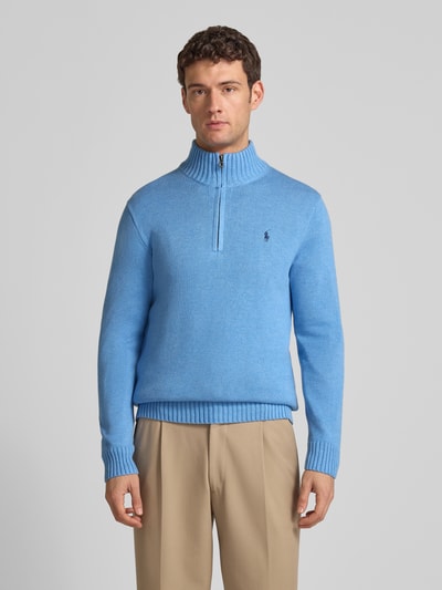Männermodel trägt Troyer mit Label-Stitching von Polo Ralph Lauren in Hellblau, reine Baumwolle, Stehkragen, Ganzkörperansicht von vorne.
