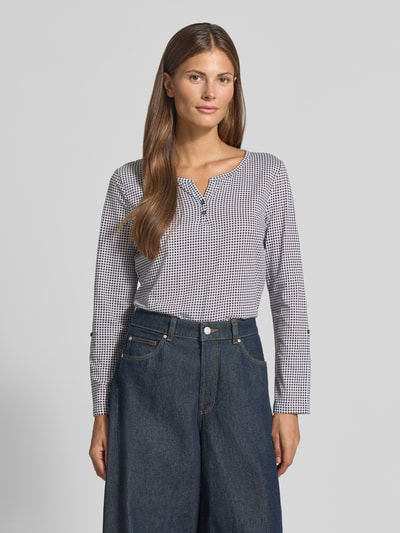 Vrouwenmodel draagt Regular Fit shirt met lange mouwen van puur katoen van Tom Tailor, dames, blauw-wit geruit, bovenlichaam vooraan.