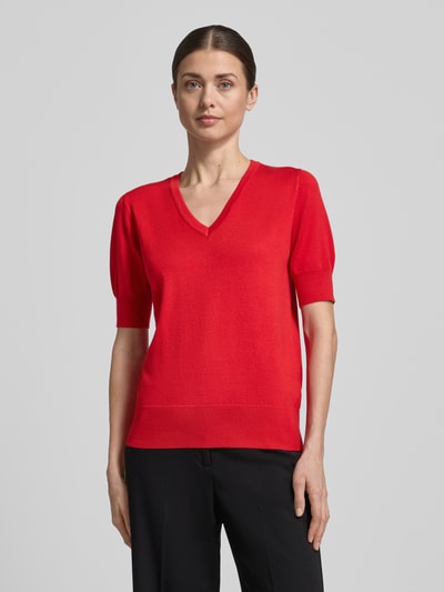 Vrouwenmodel draagt Strickshirt met V-hals Model 'Katie' van FREE/QUENT, rood, regular fit, viscosemix met stretch, vooraanzicht,