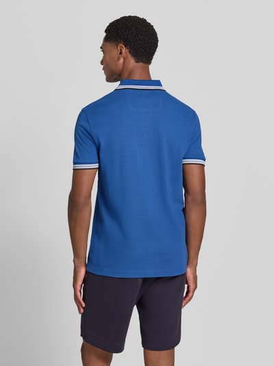 Männermodel trägt Regular Fit Poloshirt mit Label-Stitching Modell 'Paddy' von BOSS in Blau, reine Baumwolle, Rückenansicht, Ganzkörperansicht Rückansicht.