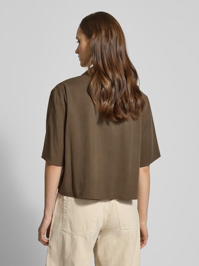 Vrouwenmodel draagt Relaxed Fit Bluse aus reinem Lyocell van Marc O'Polo Denim, uni, kortemouw, piqué, rugaanzicht.