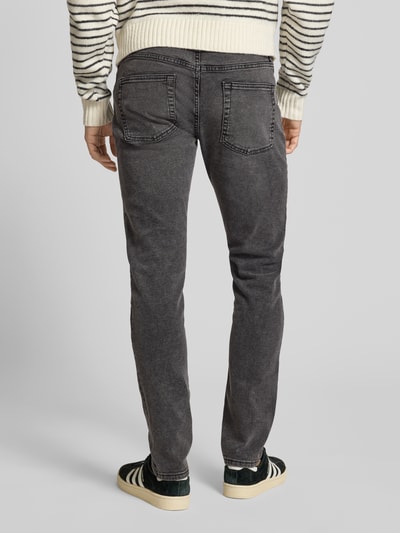 Männermodel trägt Slim Fit Jeans aus Baumwoll-Mix Modell 'LOOM' von Only & Sons in Grau, 5-Pocket, Denim, Ganzkörperansicht Rückansicht.