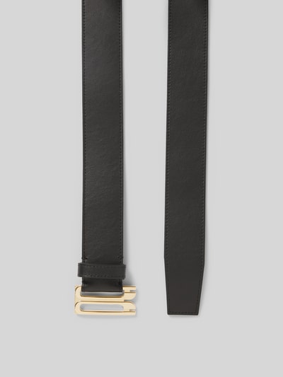 Produktfoto, Gürtel mit D-Ring-Verschluss von Victoria Beckham, schwarzes Leder, Ziernähte, Label-Detail, metallic, Breite 4 cm