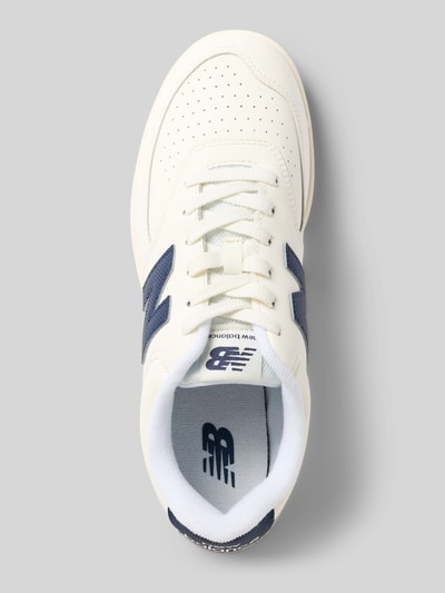Produktfoto, Sneaker mit Label-Details Modell '550' von New Balance, cremeweiß-blauer Herrenschuh mit Schnürung, runde Spitze, strukturierte Oberfläche, abgerundete Formen, Kontext: Herrensneaker, Absatzhöhe 3 cm, Schafthöhe 8 cm, Schaftweite 10 cm.