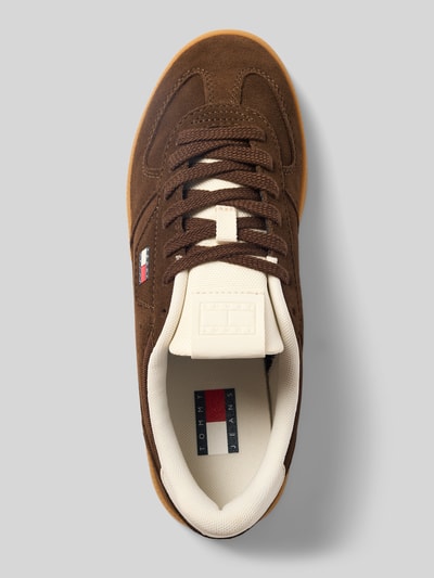 Productfoto, Low Top Sneaker in wildleerlook van Tommy Jeans met afgeronde punt van de schoen, platte hakvorm, labelprint, vetersluiting