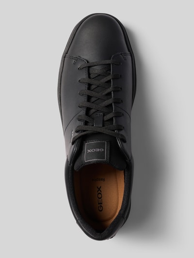 Produktfoto, Sneaker aus echtem Leder Modell 'Baltimoore' von Geox in Schwarz, Abrundete Form, Logo-Detail auf Zunge, glatte Struktur