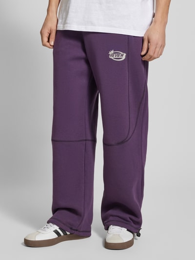 REVIEW Straight Leg Sweatpants mit Label-Print Aubergine 4