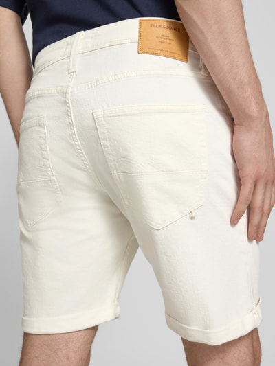 Männermodel trägt Regular Fit Jeansshorts Modell 'RICK' von Jack & Jones aus Baumwoll-Mix mit Stretch-Anteil, Rückansicht Ganzkörperansicht.