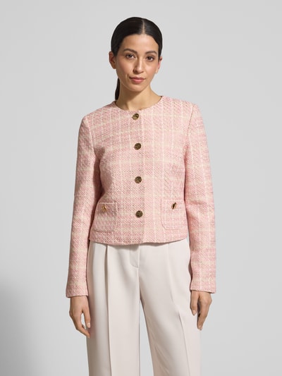 Modelka kobieca ma na sobie Regular Fit Blazer in Bouclé-Optik od Christian Berg Woman Selection, bawełniany miks z dodatkiem wiskozy, okrągły dekolt, zapięcie na guziki, różowo-beżowa faktura, szerokość w rozmiarze 36: 47 cm, długość tyłu: 49 cm, długość rękawa: 63 cm, widok całej sylwetki z przodu.