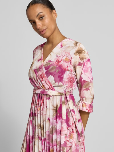 Vrouwenmodel draagt Midikleid met floralem allover-print Model 'Matilda' van ZABAIONE, getailleerde pasvorm, v-hals, 1/2-mouwen, bovenlichaam close-up