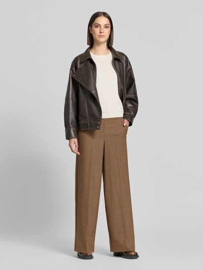 Frauenmodel trägt Relaxed Fit Stoffhose mit Schurwoll-Anteil Modell 'GHINEA' von Marella in Braun, Bundfalten, Eingriff- und Gesäßtaschen, Ganzkörperansicht von vorne.