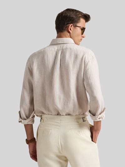 Männermodel trägt Regular Fit Freizeithemd aus reinem Leinen von Polo Ralph Lauren in Mehrfarbig, gestreift, Ganzkörperansicht Rückansicht.