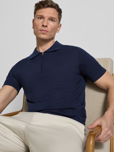 Männermodel trägt Regular Fit Poloshirt aus reiner Wolle Modell 'TRAY' von Selected Homme, Optik: Unifarben, Strick, Nahaufnahme Oberkörper.