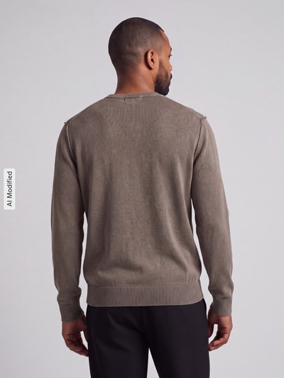 Männermodel trägt Regular Fit Pullover aus reiner Baumwolle von ONLY & SONS in Taupe mit Rippstruktur, Ganzkörperansicht Rückansicht, KI-modifiziertes Bild.
