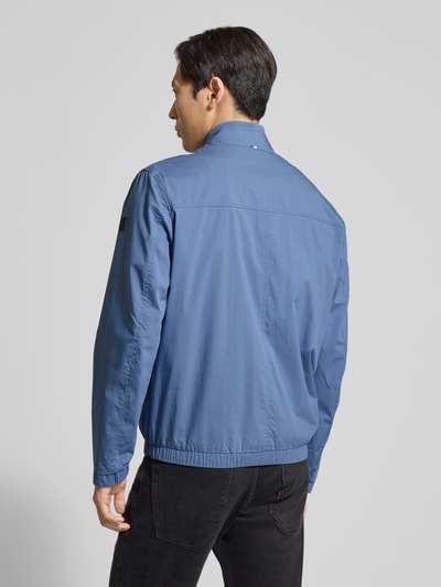 Männermodel trägt heren jack met opstaande kraag model 'Calvin' van Brax in blauw katoenmix met stretch, recht model, ritszakken, ritssluiting, ruglengte maat M 70 cm, schouderbreedte 48 cm, borstwijdte 60 cm, mouwlengte 66 cm, ganzkörperansicht rückansicht.