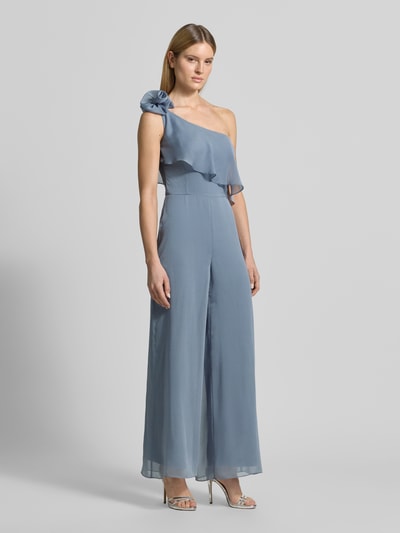 Frauenmodel trägt Regular Fit Jumpsuit mit floralem Zierbesatz von Swing in Hellblau, Rüschenbesatz, Taillierte Passform, Ärmelloses-Design, Asymmetrischer-Look, fließende Stofftextur; Ganzkörperansicht von vorne. Rückenlänge Größe 36: 40 cm, Brustweite: 42 cm, Gesamtlänge: 150 cm, Innenbeinlänge: 80 cm.