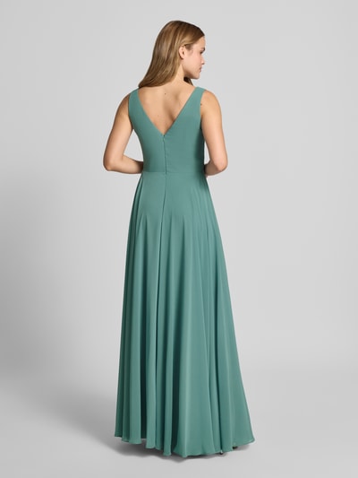 Modelka nosi Maxikleid aus Chiffon in Wickel-Optik od TROYDEN COLLECTION, kolor zielony, długość 132 cm, szerokość w rozmiarze 36: 35 cm, tkanina lekka, matowa, A-linia, sukienka maxi, widok całej sylwetki z tyłu.