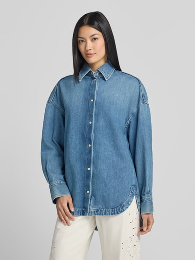 Frauenmodel trägt Oversized Hemdjacke aus Baumwoll-Denim Modell 'C_OVERSHIRT 4.0' von BOSS Orange, Optik: Unifarben, Ganzkörperansicht von vorne