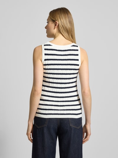 Frauenmodel trägt Stricktop in Ripp-Optik mit Label-Stitching von Gant, weiß mit schwarzen Streifen, Baumwoll-Mix, Ganzkörperansicht Rückansicht.