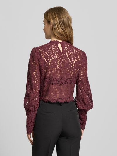 Frauenmodel trägt Cropped Longsleeve mit Stehkragen Modell 'Georgia' von Bardot, bordeauxrote florale Spitze, semitransparent, Rückenansicht.