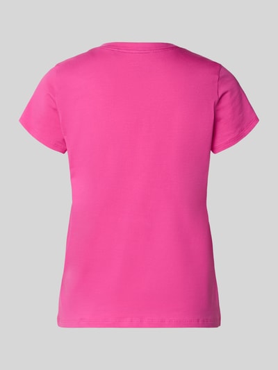 Vrouwenmodel draagt Regular Fit T-shirt met V-hals van Schiesser, dames katoenmix, met korte mouwen, effen roze, gladde textuur. Ganzkörperansicht Rückansicht.