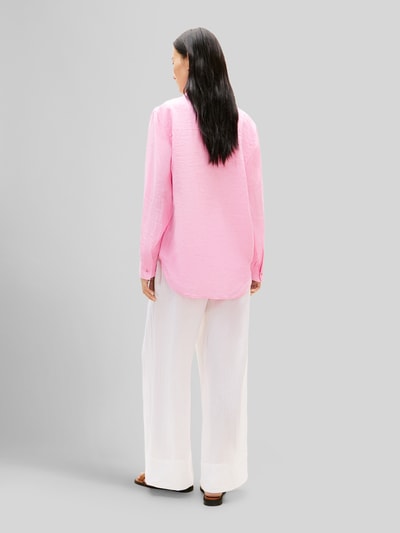 Vrouwenmodel draagt Relaxed Fit Langarmbluse aus reinem Leinen van Tommy Hilfiger, look: effen, relaxed fit, overhemdkraag, applicatie met gestikt logo, knoopsluiting, lange mouw met manchet, afgeronde rompzoom, materiaalverwerking: gevlamd garen, materiaal: linnen. Ganzkörperansicht Rückansicht.
