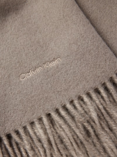 CK Calvin Klein Wollschal mit Label-Schriftzug Modell 'FRINGES' Taupe 2