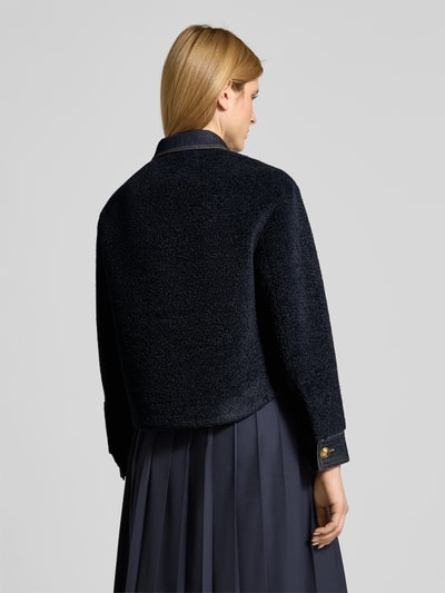 Frauenmodel trägt Bouclè-Jacke mit Kentkragen und Brusttaschen von LUISA CERANO in dunklem Farbton, strukturierte Oberfläche, gerader Schnitt, Knopfverschluss, aufgesetzteBrusttaschen, Rückenlänge ca. 58 cm bei Größe 36, Schulterbreite ca. 42 cm, Brustweite ca. 52 cm, Ärmellänge ca. 57 cm, Ganzkörperansicht Rückansicht.