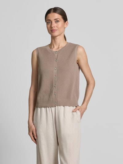 Frauenmodel trägt Weste mit Strukturmuster von Christian Berg Woman aus reiner Baumwolle, beige, Regular Fit, Nahaufnahme Oberkörper.