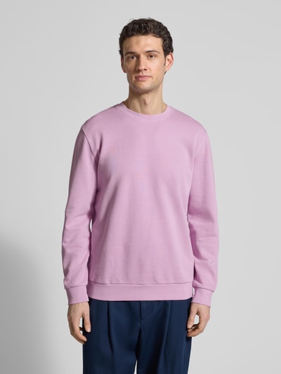 Männermodel trägt Regular Fit Sweatjacke aus reiner Baumwolle von Marc O'Polo in Hellrosa, unifarben, Crew Neck, Langarm, Material Sweat, Nahaufnahme Oberkörper.