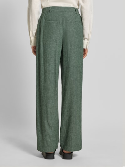 Vrouwenmodel draagt Leinenhose mit Eingrifftaschen Modell 'Pennie Ginia' van MSCH Copenhagen, groen, wide leg fit, rugaanzicht, linnenmix met viscose, Franse steekzakken, haak- en ritssluiting, paspelzakken achter, structuur zichtbaar