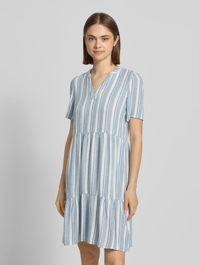 Frauenmodel trägt A-Linie Freizeitkleid aus Viskose-Leinen-Mix Modell 'TIRI-GOA' von Only, unifarben, Mini, V-Ausschnitt, Ganzkörperansicht von vorne