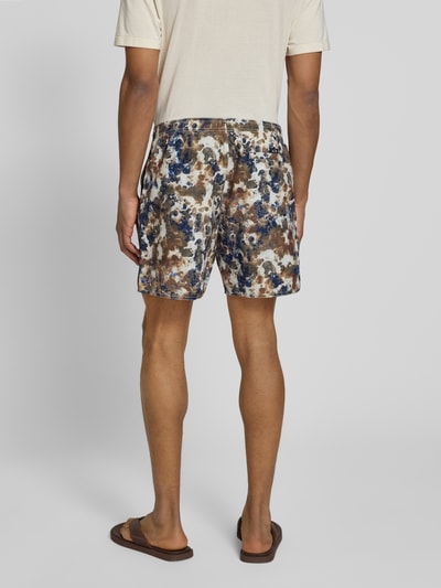 Männermodel trägt Shorts im Allover-Look mit elastischem Bund von ARMANI EXCHANGE, gemusterte Farben, Regular Fit, Ganzkörperansicht Rückansicht.