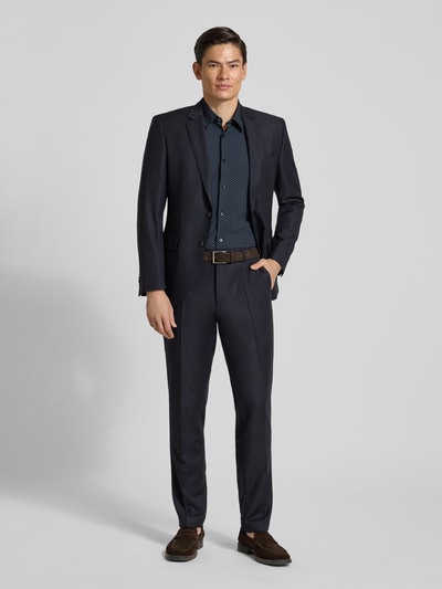 Männermodel trägt Regular Fit Businesshemd mit kurzem Arm Modell 'P-LIAM' von BOSS, Allover-Muster, Dunkelblau, Ganzkörperansicht von vorne.